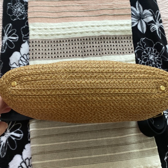 Eric Javits Crossbody. Tan/Black Woven Material. - Picture 5 of 13